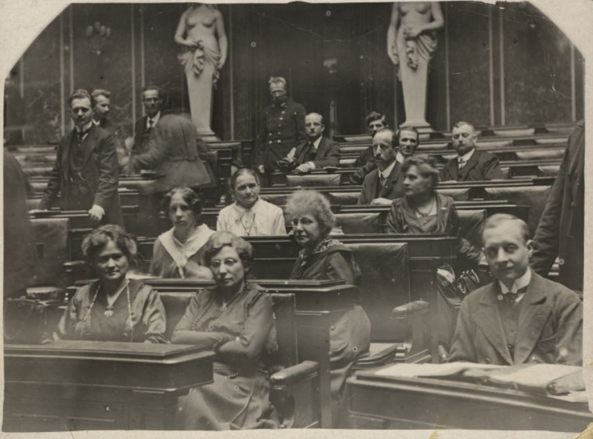 Links vorne sitzt Adelheid Popp neben anderen Parlamentarierinnen.