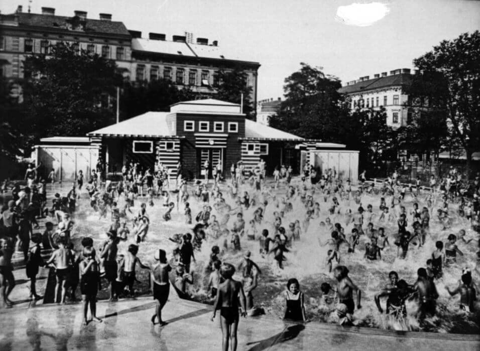 Freizeitgestaltung im Roten Wien: Kinder beim Badespaß im Freibad