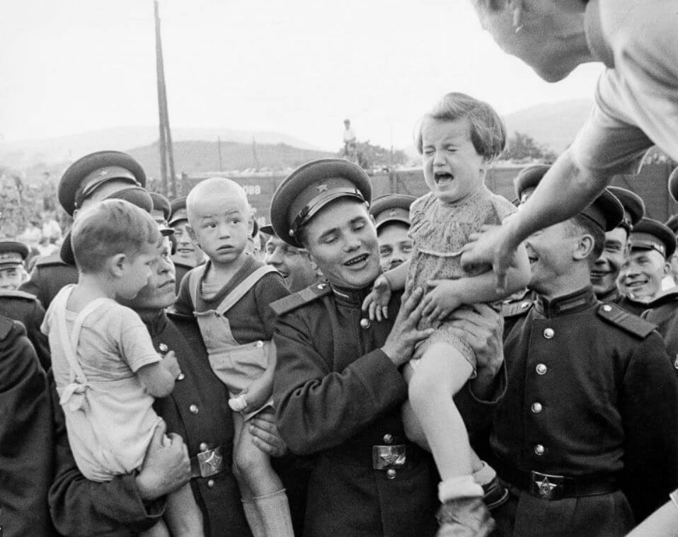 Weinendes Kind beim Abzug der sowjetischen Besatzungsmacht aus dem Waldviertel (Niederösterreich).