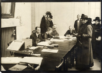 Bild zu 1919 | Die ersten Wählerinnen