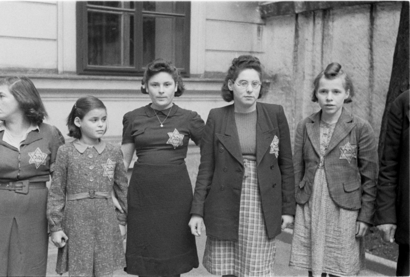 Jüdische Mädchen vor der Deportation