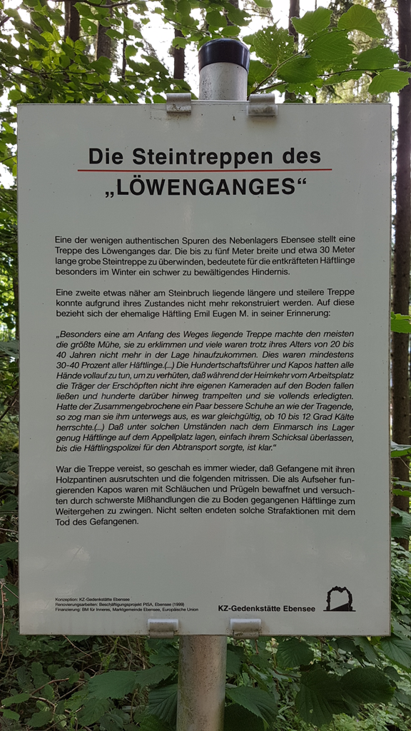 Gedenktafel der KZ-Gedenkstätte Ebensee zur Steintreppe des „Löwengangs“