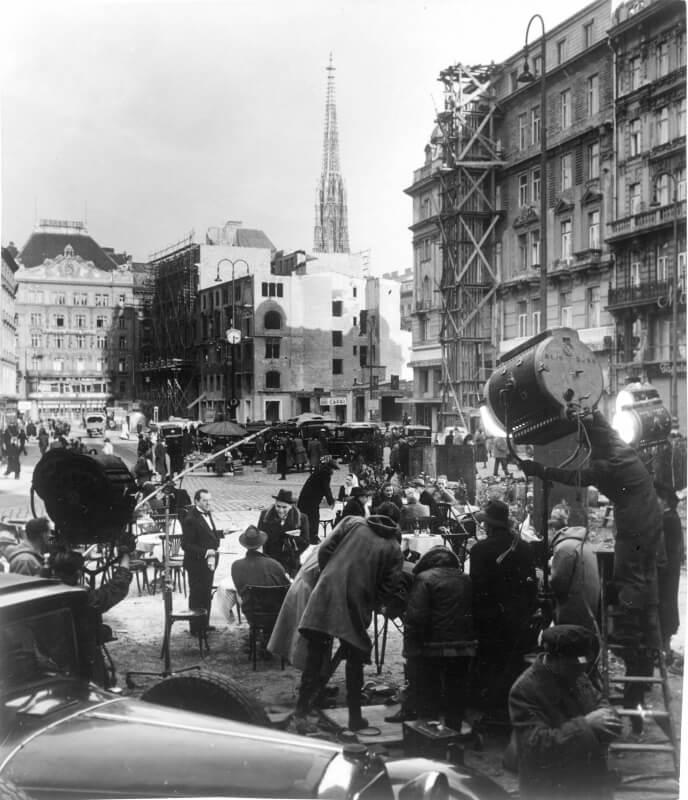 Filmszene am Neuen Markt, dahinter sind Bombenschäden sichtbar