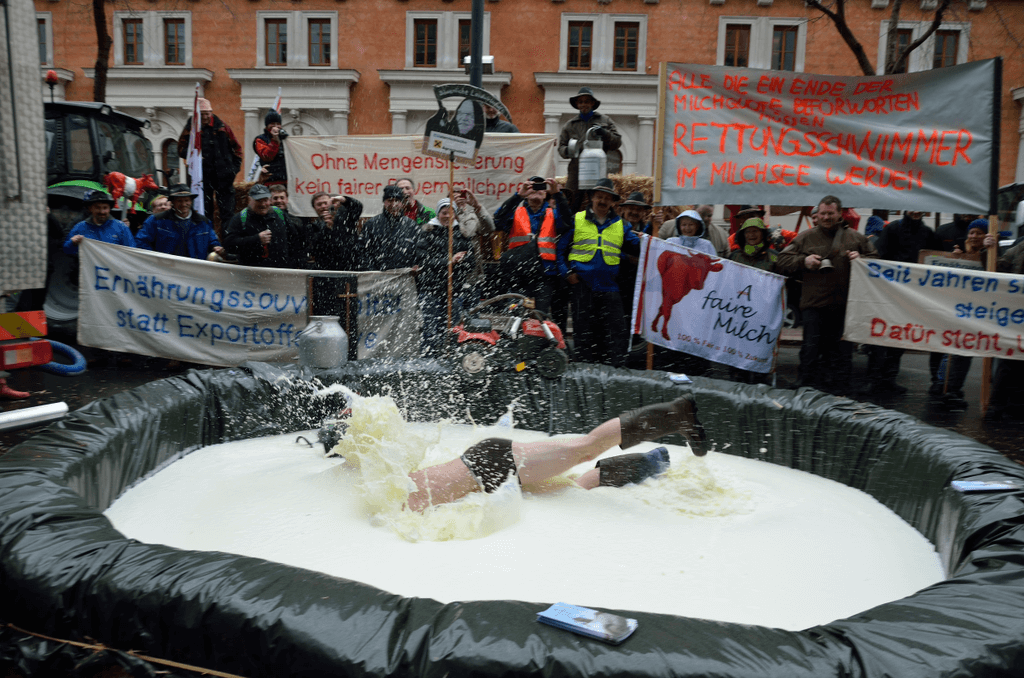 Ein Mann springt in einem vor dem Haus der Europäischen Union in Wien angelegten Milchsee.