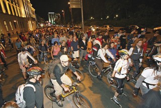 Friday Night Skating: Seit mehr als 20 Jahren durchstreifen Skater- und RadfahrerInnen in den Sommermonaten die Straßen Wiens und anderer Städte, um ein Zeichen für umweltfreundliche Fortbewegung zu setzen