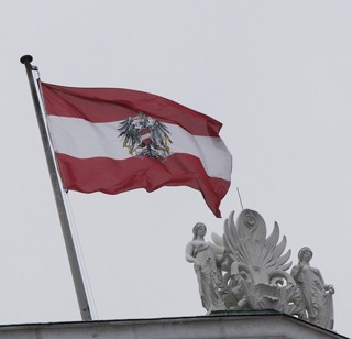 Die österreichische Bundesdienstflagge entspricht der österreichischen Flagge, trägt aber in ihrer Mitte außerdem das Bundeswappen