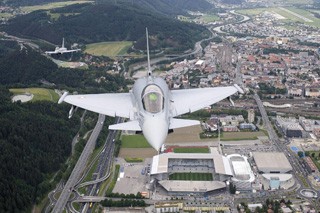 Während der Fußballeuropameisterschaft 2008 sicherten Luftstreitkräfte des Bundesheer den Himmel über Österreich. Hier über dem Innsbrucker Tivoli-Stadion