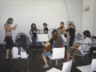 Jugendliche aus Israel, Palästina und Österreich nehmen im Juli 2008 in Wien an einem Musik-Camp teil. Durch gemeinsames Musizieren sollen Vorurteile abgebaut und so ein Beitrag zur Friedens- und Versöhnungsarbeit im Nahen Osten geleistet werden.