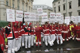 Im Mai 2008 fand eine Kundgebung der Wiener Rettungs- und Krankentransporte statt. Sie forderten faire Gehälter und bessere Arbeitsbedingungen.