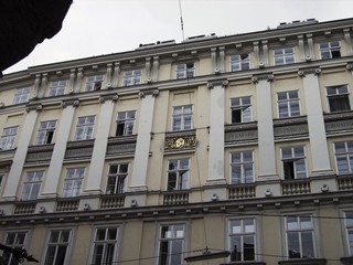 Inschrift auf einem Haus am Fleischmarkt in Wien, die an das Toleranzpatent erinnert, das Josef II 1781 erließ, in dem er zuvor in Österreich verfolgte Minderheiten anerkannte: „Vergänglich ist dies Haus, doch Josephs Nachruhm nie. Er gab uns Toleranz, Unsterblichkeit gab sie.“