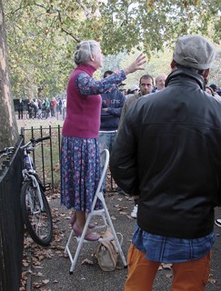 Am Speakers' Corner im Londoner Hyde Park kann jede Person, die will, zu jedem beliebigen Thema eine Rede halten und ZuhörerInnen um sich scharen. Nur die Queen und deren Familie dürfen in der Rede nicht vorkommen.