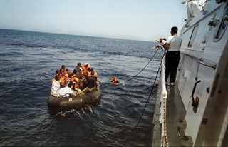 Jährlich sterben hunderte – manchmal tausende – Menschen beim Versuch, mit Booten über das Mittelmeer nach Europa zu gelangen.