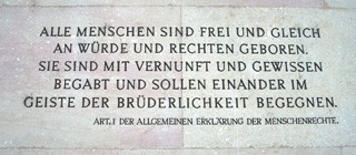 Wien, Parlament: Inschrift rechts vor dem Eingang zur Säulenhalle