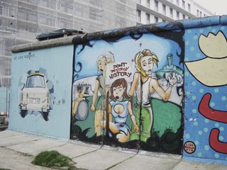 Ein Rest der Berliner Mauer. Als Teil des Eisernen Vorhangs trennte diese bis 1989 den Westen und Osten Berlins, der heutigen Hauptstadt von Deutschland