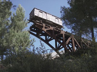 Denkmal in der Gedenkstätte Yad Vashem, das an die Deportationen während des Holocaust erinnert